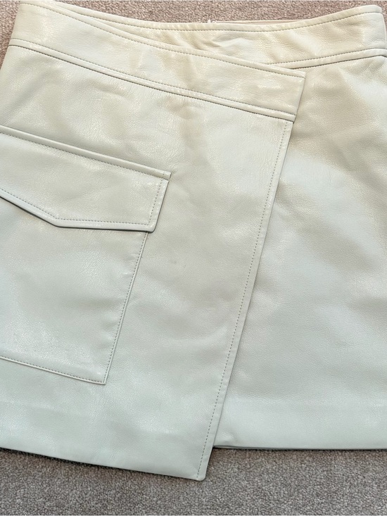 Babaton Dresses & Skirts - Babaton Cream Faux Leather Skirt with Pocket